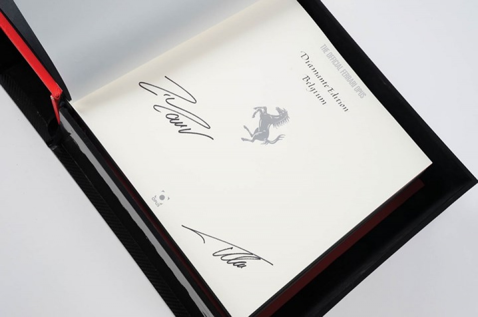 choang truoc cuon sach ferrari gia hon 4 ty dong