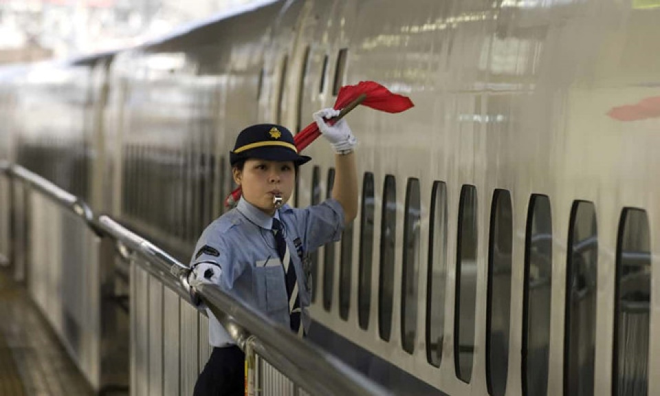 cong ty duong sat nhat ban xin loi vi chay som 20 giay