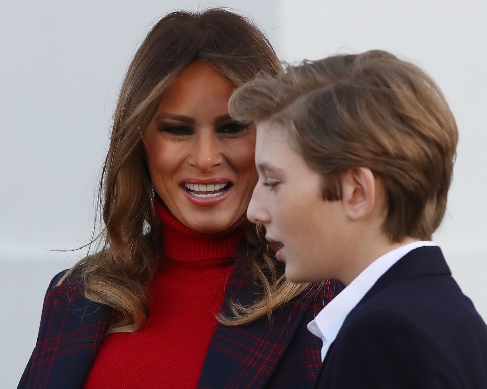 melania va barron trump lan dau don cay thong noel o nha trang