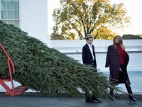 Melania và Barron Trump lần đầu đón cây thông Noel ở Nhà Trắng