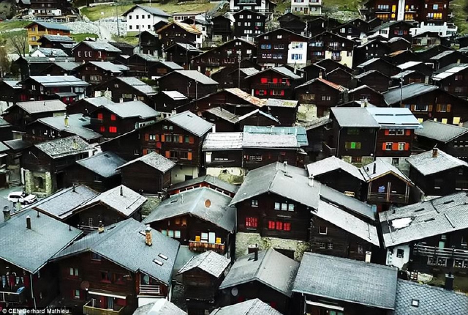 thuy sy thi tran xinh dep tra tien cho nguoi dan den o