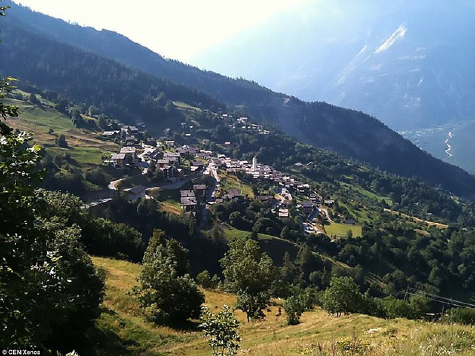 thuy sy thi tran xinh dep tra tien cho nguoi dan den o