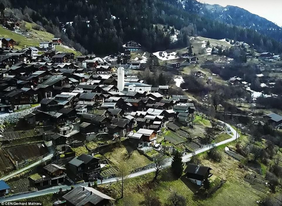 thuy sy thi tran xinh dep tra tien cho nguoi dan den o