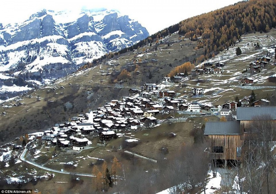 thuy sy thi tran xinh dep tra tien cho nguoi dan den o