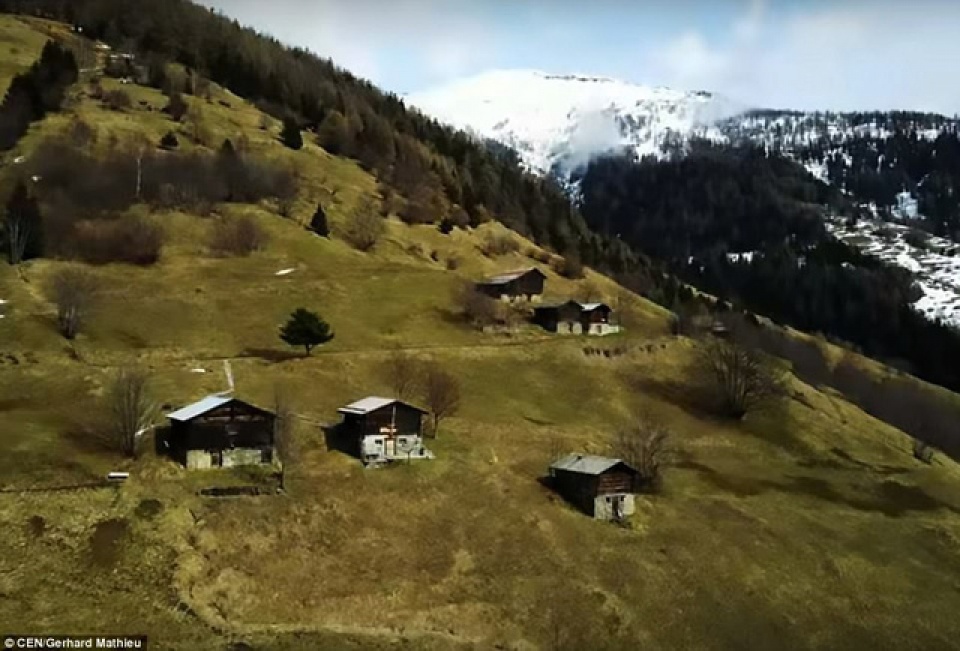 thuy sy thi tran xinh dep tra tien cho nguoi dan den o