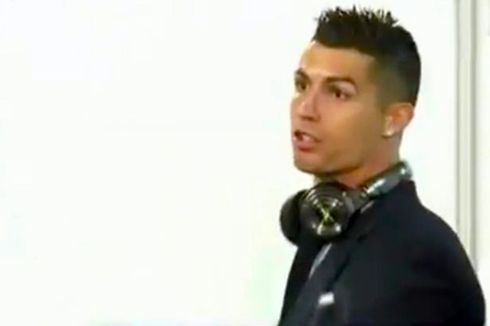 cronaldo noi gian voi phong vien vi bi bia chuyen