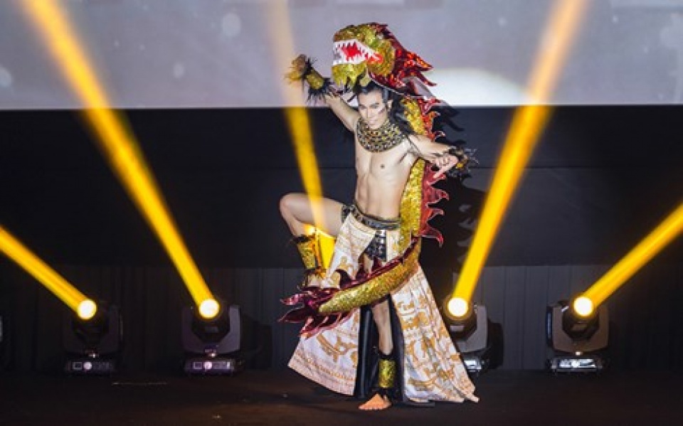 Siêu mẫu Ngọc Tình đăng quang ngôi vị Nam vương Quốc tế 2017 sieu mau ngoc tinh dang quang ngoi vi nam vuong quoc te 2017