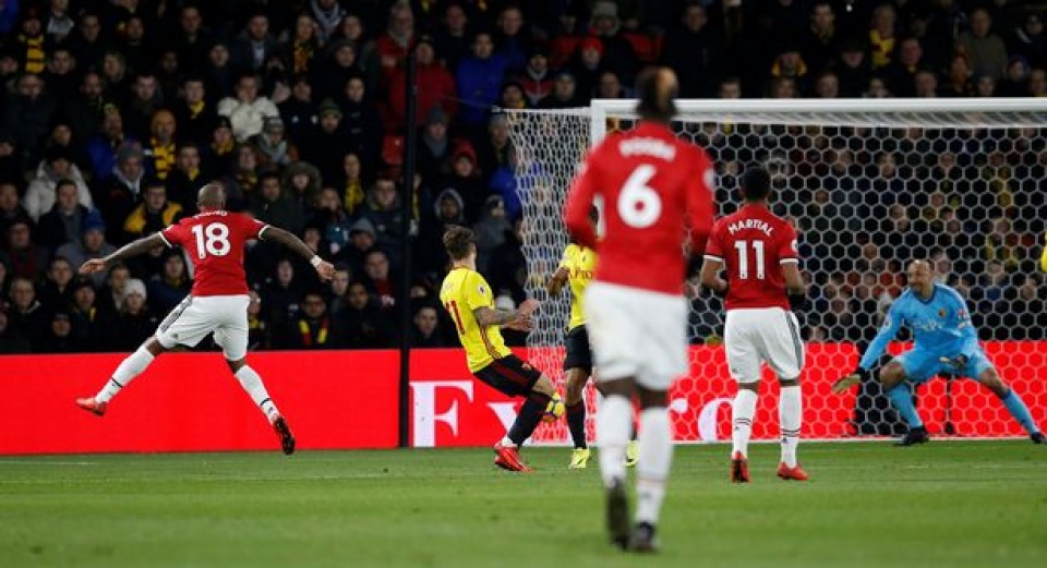 ashley young lai sam vai nguoi hung mu dai thang watford