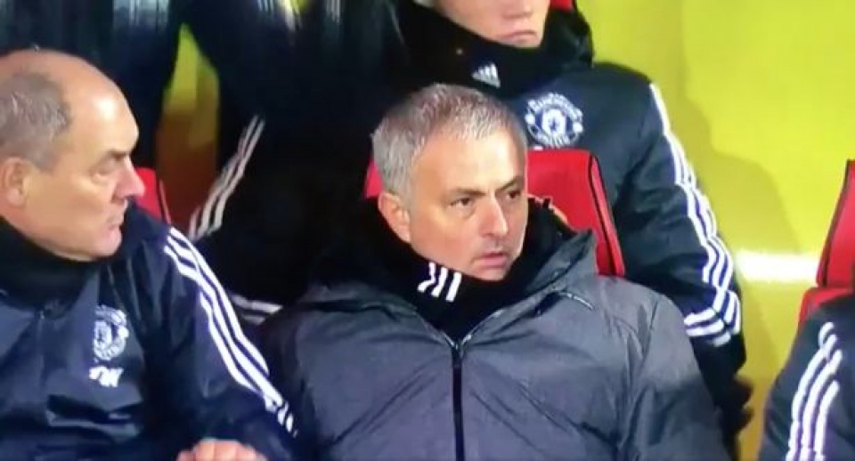 mourinho ha hoc mieng khi chung kien young da phat thanh ban