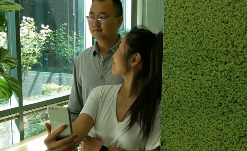 google phat trien cong nghe canh bao co nguoi nhin trom