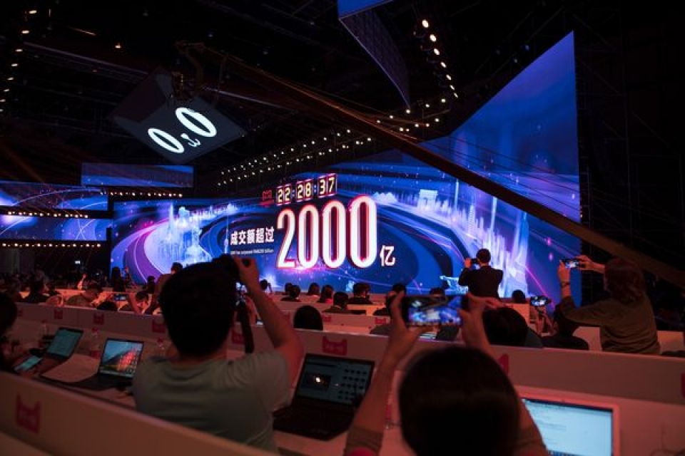 alibaba kiem duoc 1 ty usd1 phut tu mua sam online trong ngay le doc than