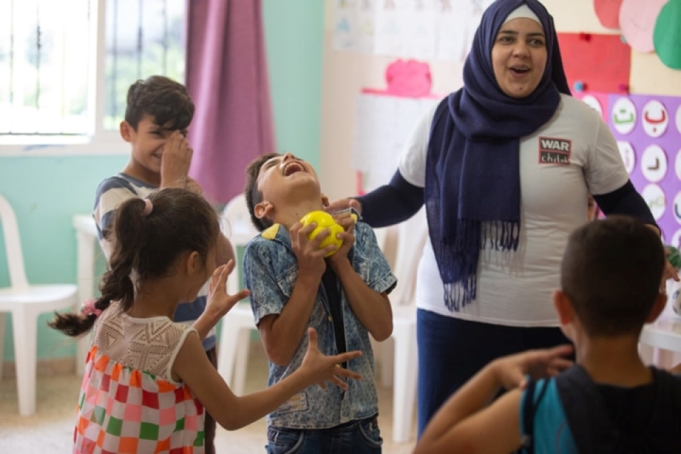 hanh phuc vo oa cua tre em ti nan syria khi duoc den truong