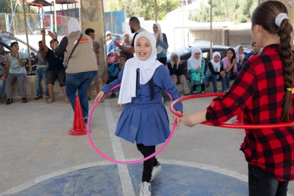 hanh phuc vo oa cua tre em ti nan syria khi duoc den truong