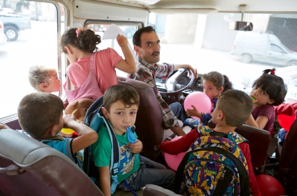 hanh phuc vo oa cua tre em ti nan syria khi duoc den truong