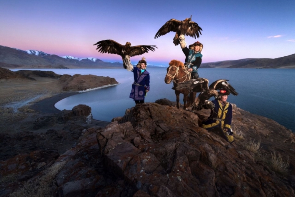 anh tuyet dep ve tho san du muc va dai bang sat thu tren thao nguyen mong co