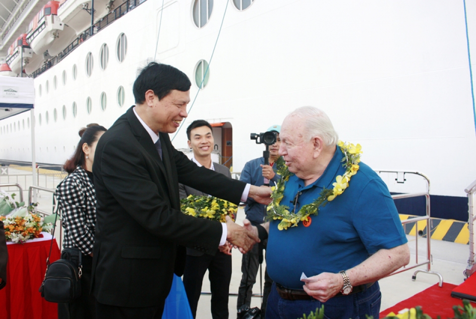 cang tau khach quoc te ha long don chuyen tau khach dau tien