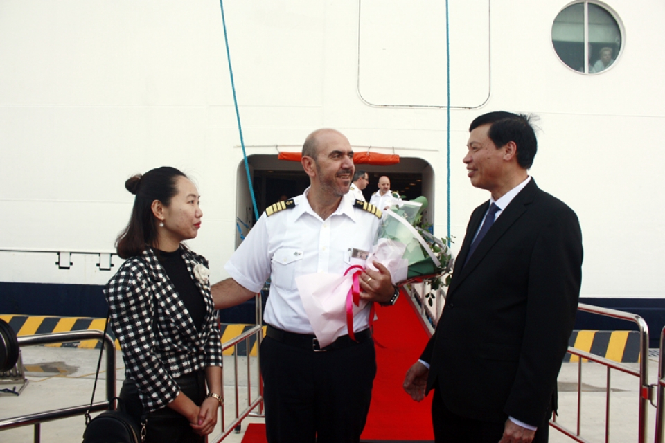 cang tau khach quoc te ha long don chuyen tau khach dau tien