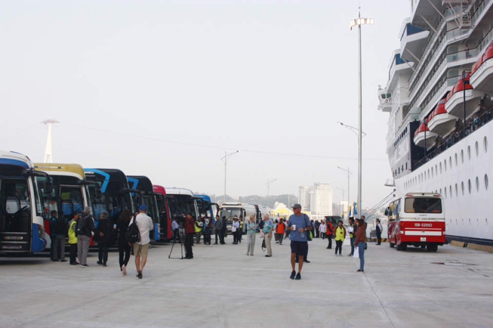 cang tau khach quoc te ha long don chuyen tau khach dau tien