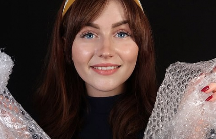 Anh: Nữ sinh kiếm hàng tỷ đồng mỗi năm nhờ clip “thì thầm”