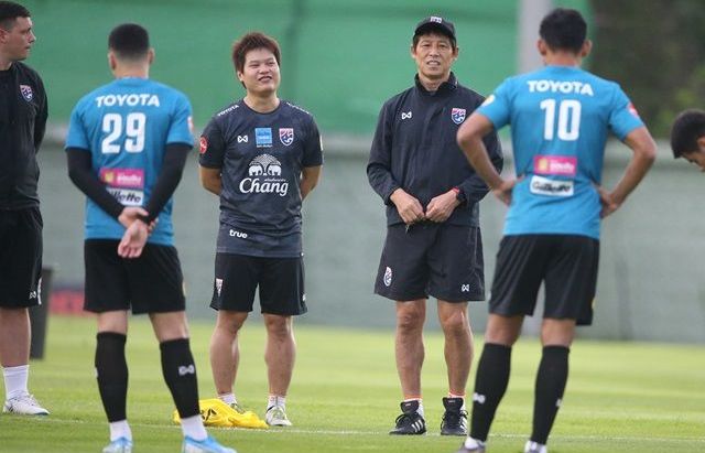 thua tai nang tren hang cong hlv thai lan dung hay bo chanathip o cuoc dau voi tuyen viet nam