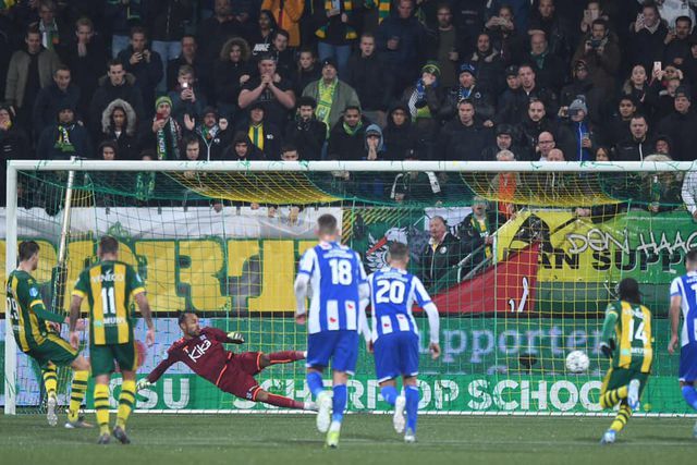 doi bong cua van hau bat bai tran dau thu 8 lien tiep