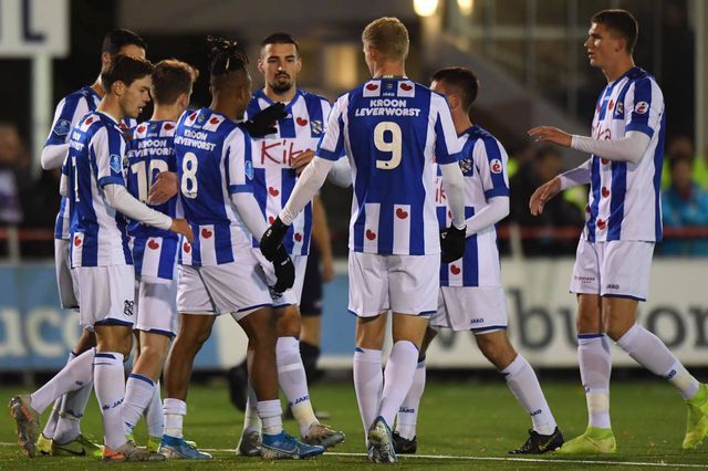 doi bong cua van hau bat bai tran dau thu 8 lien tiep