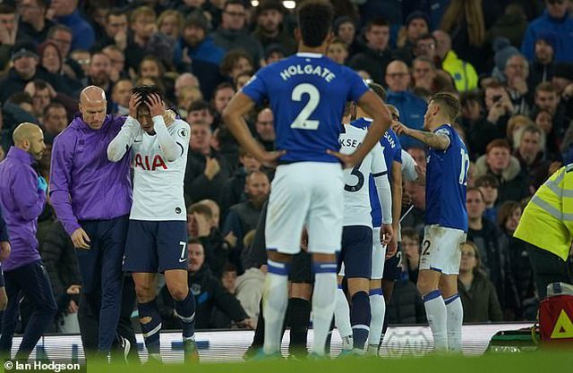 son heung min bat khoc sau khi lam gay co chan cau thu everton
