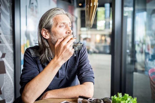 hut nhieu thuoc la lam cho khuon mat gia di tu 10 20 tuoi