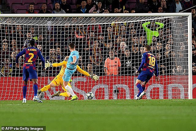 Barcelona hòa đối thủ yếu, cuộc đua giành ngôi nhất bảng với Dortmund trở nên gay cấn hoa that vong slavia praha barcelona bi dortmund ap sat