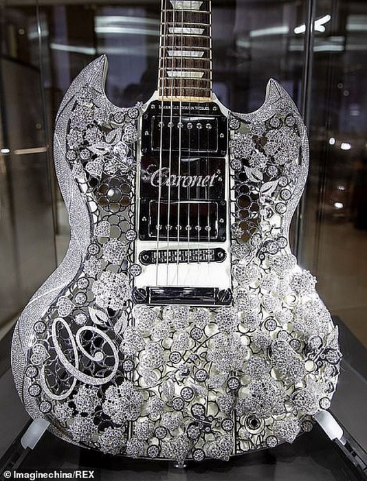 trung quoc toilet vang 13 trieu usd dinh 41000 vien kim cuong gay xon xao