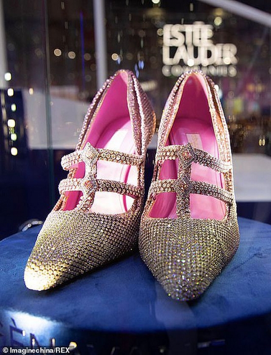 trung quoc toilet vang 13 trieu usd dinh 41000 vien kim cuong gay xon xao