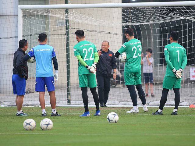 thuc hu chuyen hlv park hang seo cam cua phong vien thai lan