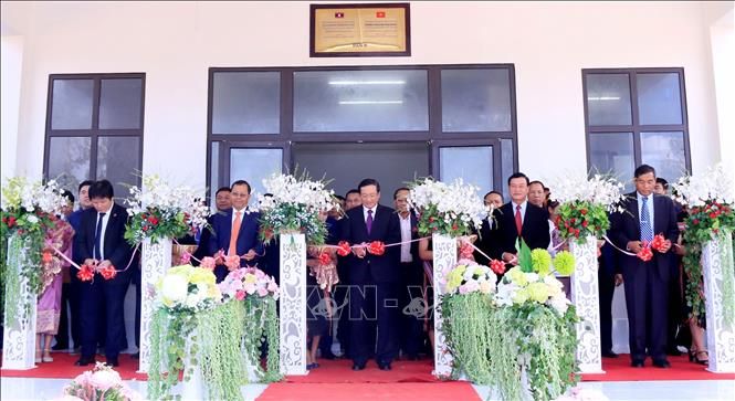 ban giao truong trung hoc dakcheung qua tang cua nha nuoc viet nam cho nhan dan lao