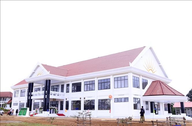 ban giao truong trung hoc dakcheung qua tang cua nha nuoc viet nam cho nhan dan lao