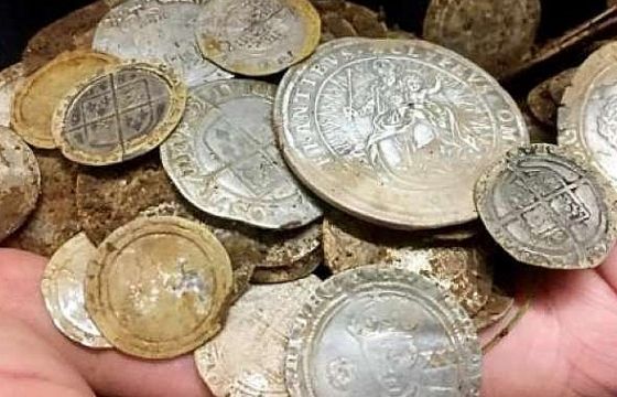 Đi tìm nhẫn cưới cho bạn, người đàn ông bất ngờ phát hiện 1 hũ vàng