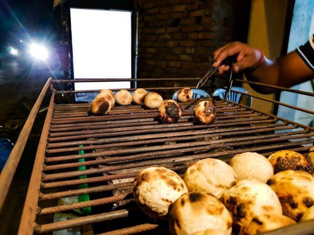 ganh hang rong lo banh mat ngon vi khong duoc nuong bang phan bo