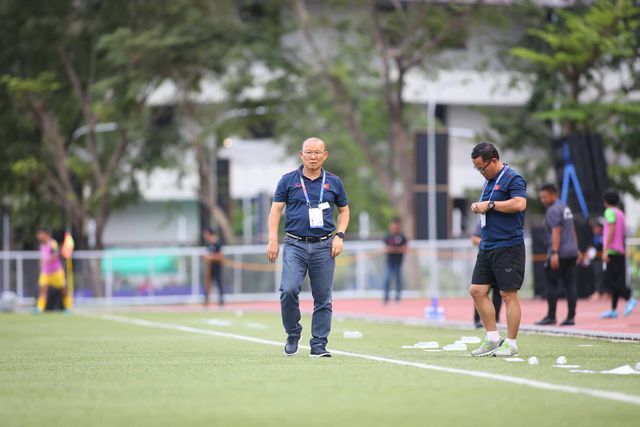 hlv park hang seo noi cau voi cau thu u22 viet nam