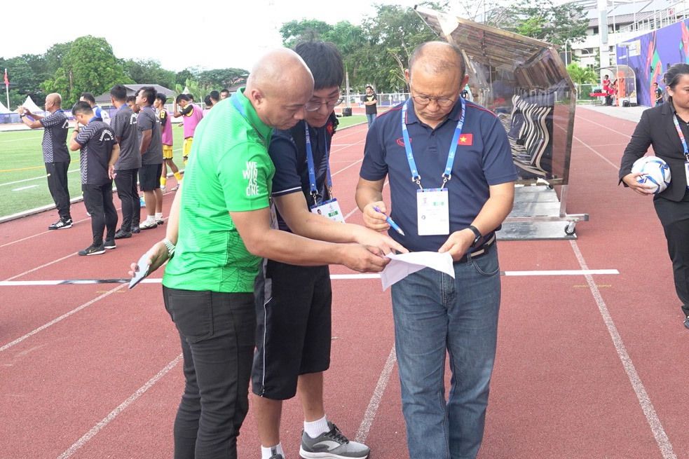 U22 Brunei tráo người, thầy Park phản ứng gắt u22 brunei trao nguoi thay park phan ung gat