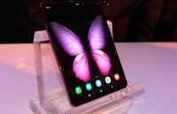 samsung galaxy fold 2 se co man hinh mong nhu mot soi toc