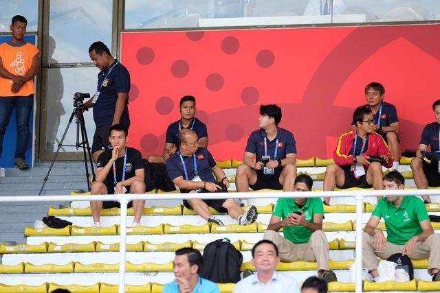Tập trung cao độ 'do thám' đối thủ, HLV Park Hang-seo thu nhiều kết quả bất ngờ hlv park hang seo chiu doi gan 10 tieng theo doi u22 lao u22 thai lan