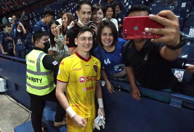 thuong dang van lam duoc co dong vien dong doi va ca doi thu tan