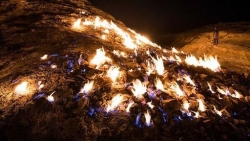 Iran: Sườn đồi tự bốc cháy ngùn ngụt gây mê hoặc, du khách ùn ùn kéo đến xem