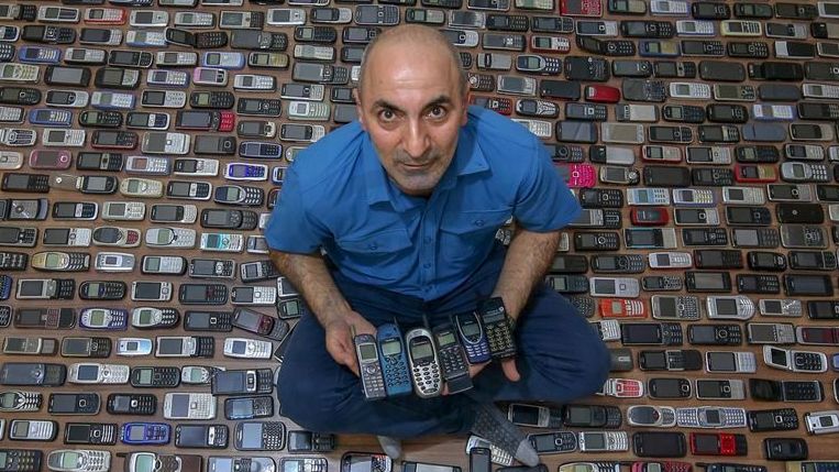 choang voi bo suu tap 1000 chiec dien thoai cua nguoi tho tho nhi ky