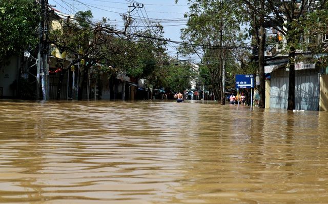 du khach do xo ve pho co hoi an di thuyen ngam pho