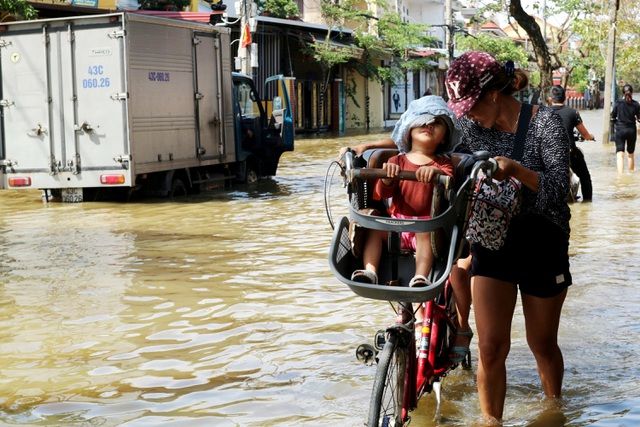 du khach do xo ve pho co hoi an di thuyen ngam pho