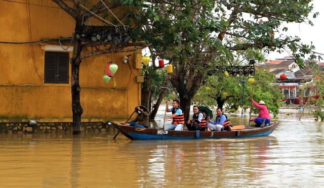 du khach do xo ve pho co hoi an di thuyen ngam pho
