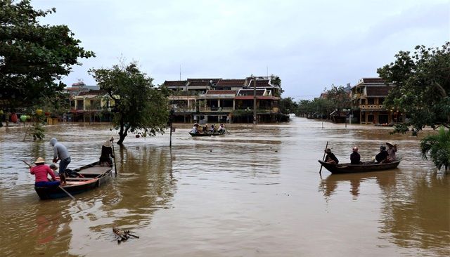 du khach do xo ve pho co hoi an di thuyen ngam pho