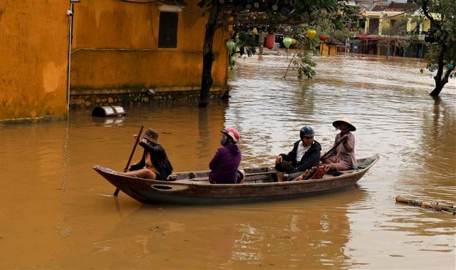 du khach do xo ve pho co hoi an di thuyen ngam pho