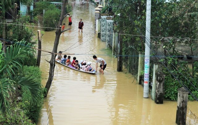Phố biến thành sông, du khách đổ xô về Hội An đi thuyền ngắm phố