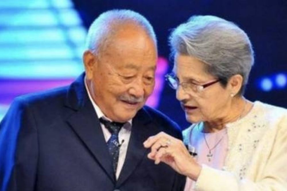 Chuyện tình cảm động: Người phụ nữ chờ đợi mối tình đầu suốt 55 năm, kết hôn ở tuổi 80